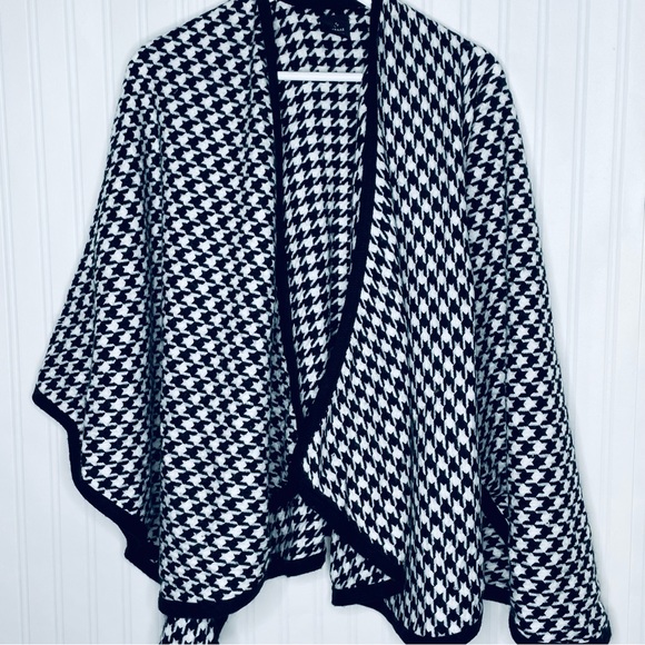 V. Fraas Houndstooth print Cape Shawl Poncho Cover O/S 100% Acrylic - Picture 13 of 16